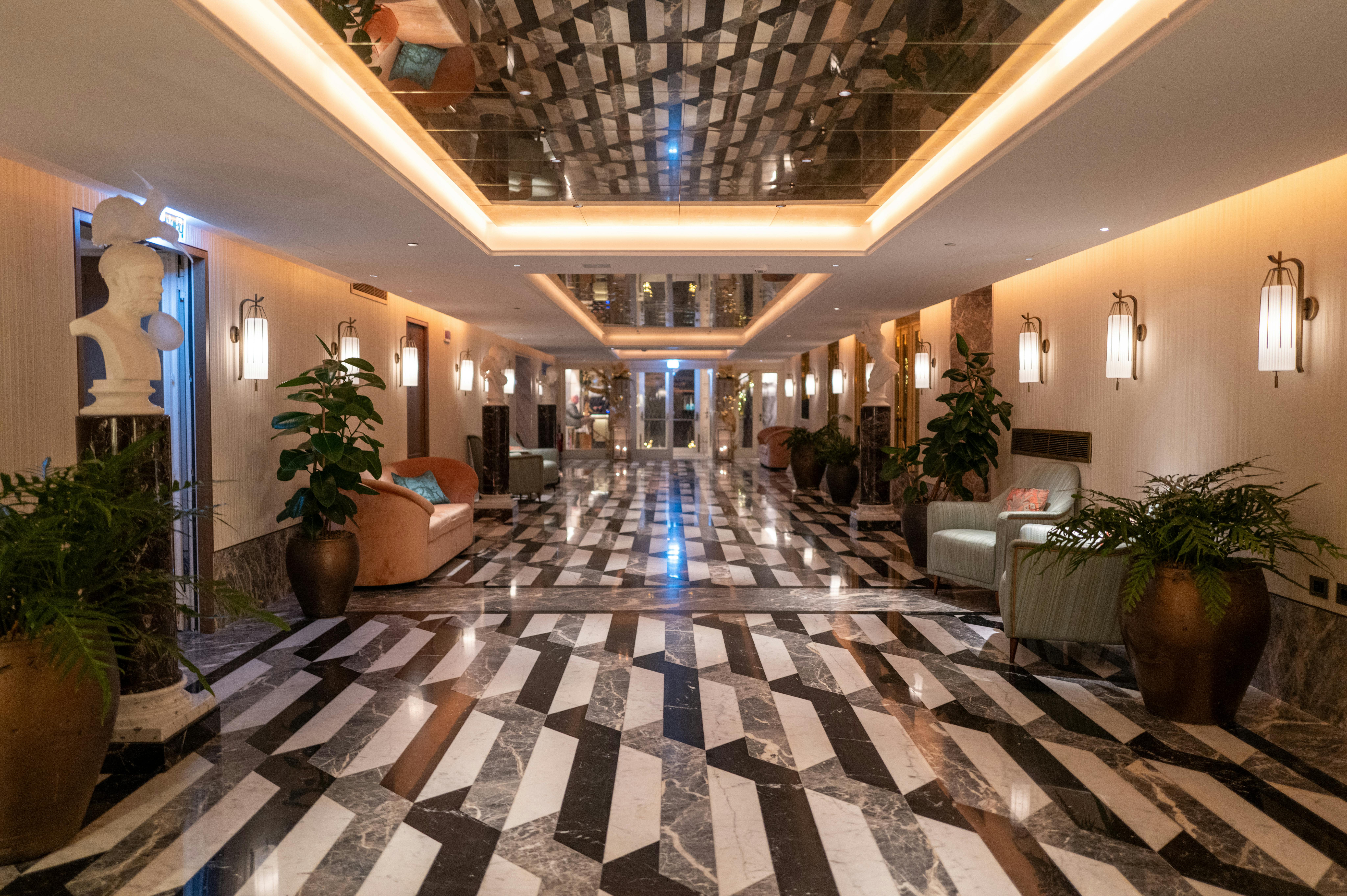 Lobby de hotel con suelo de mármol pulido